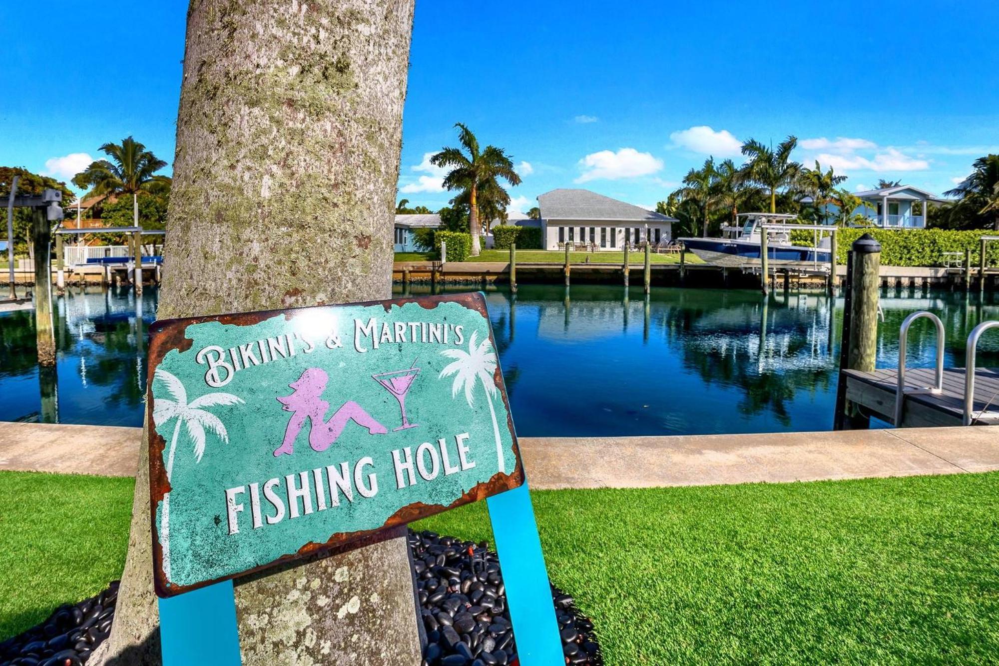 Bikinis And Martinis Waterfront Canal Villa Anna Maria Bagian luar foto