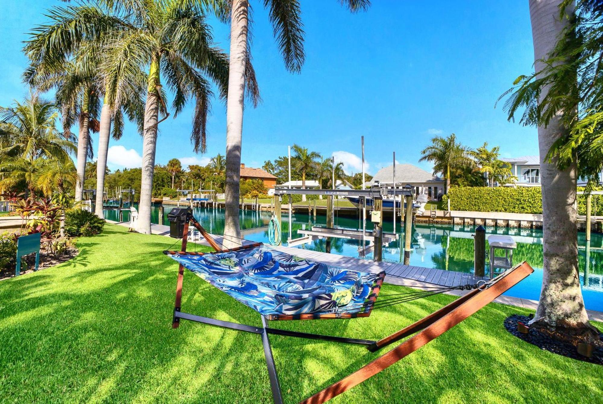 Bikinis And Martinis Waterfront Canal Villa Anna Maria Bagian luar foto