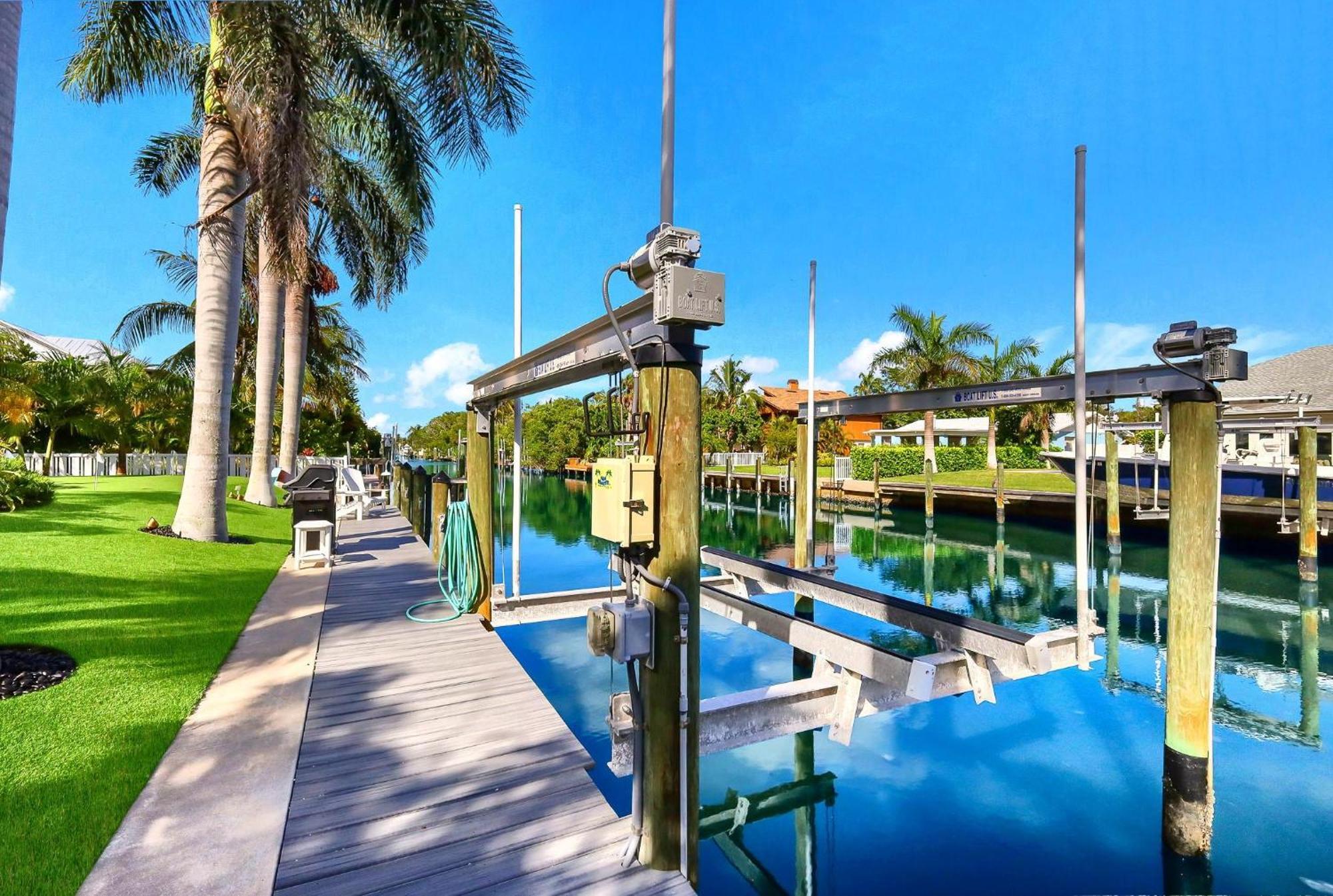 Bikinis And Martinis Waterfront Canal Villa Anna Maria Bagian luar foto