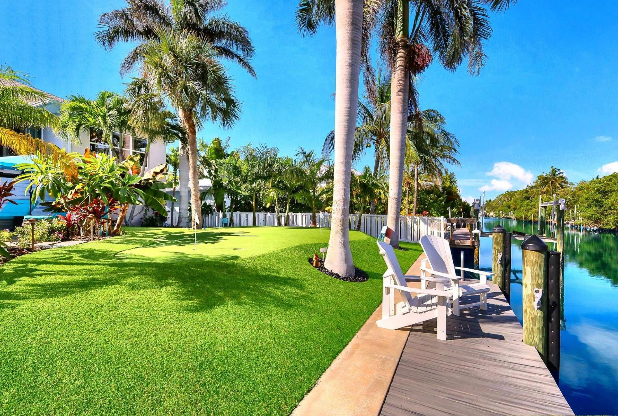 Bikinis And Martinis Waterfront Canal Villa Anna Maria Bagian luar foto