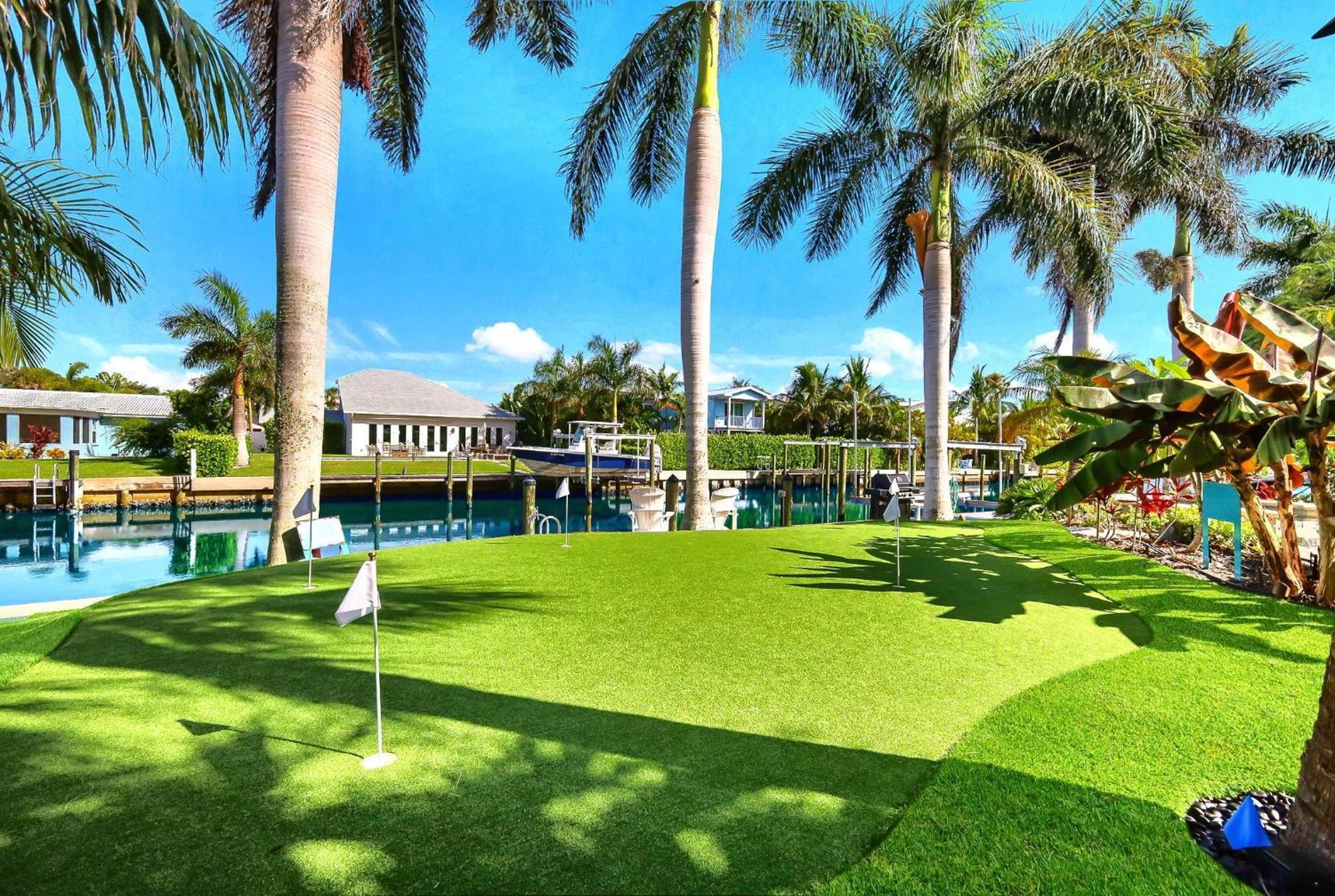 Bikinis And Martinis Waterfront Canal Villa Anna Maria Bagian luar foto