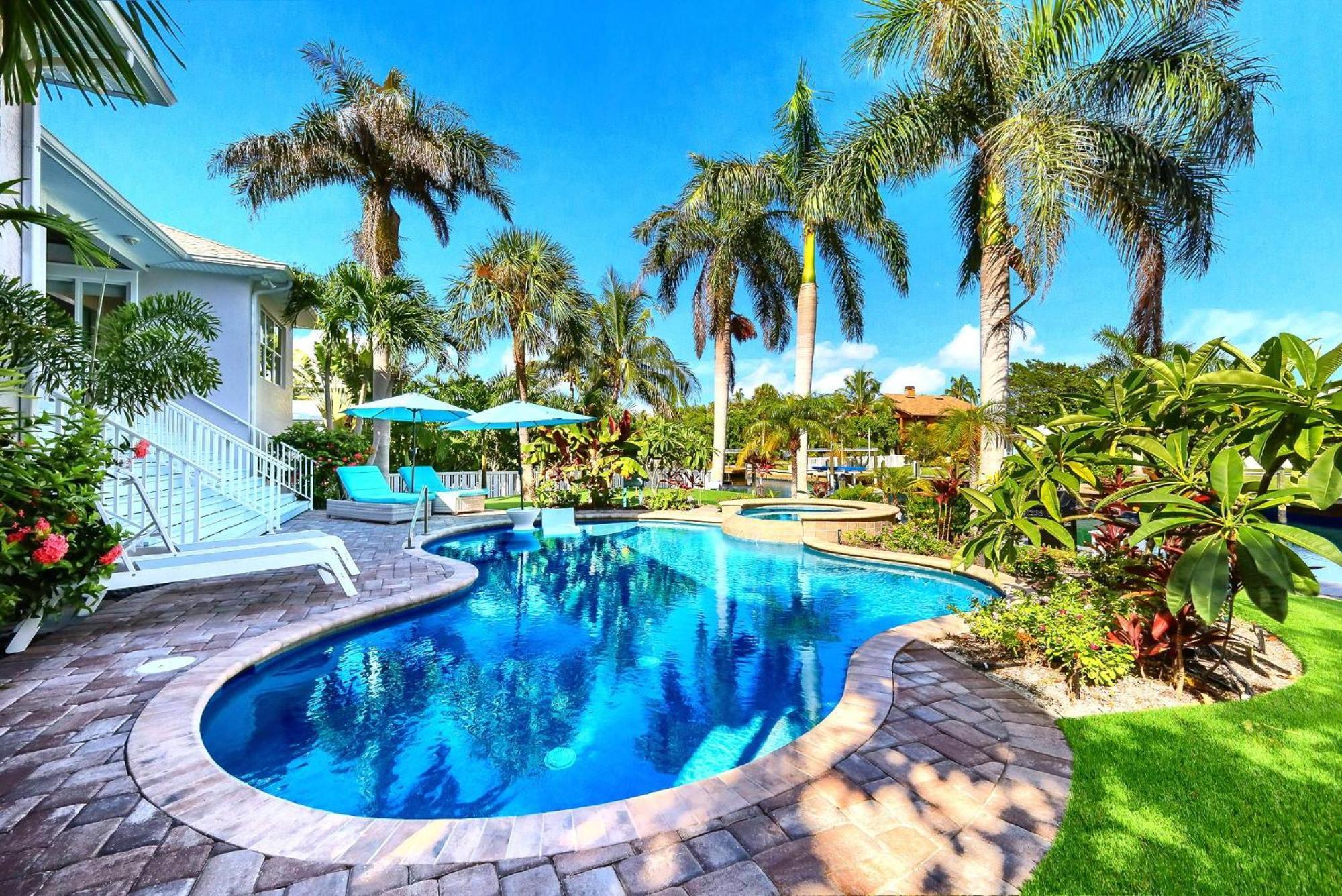 Bikinis And Martinis Waterfront Canal Villa Anna Maria Bagian luar foto