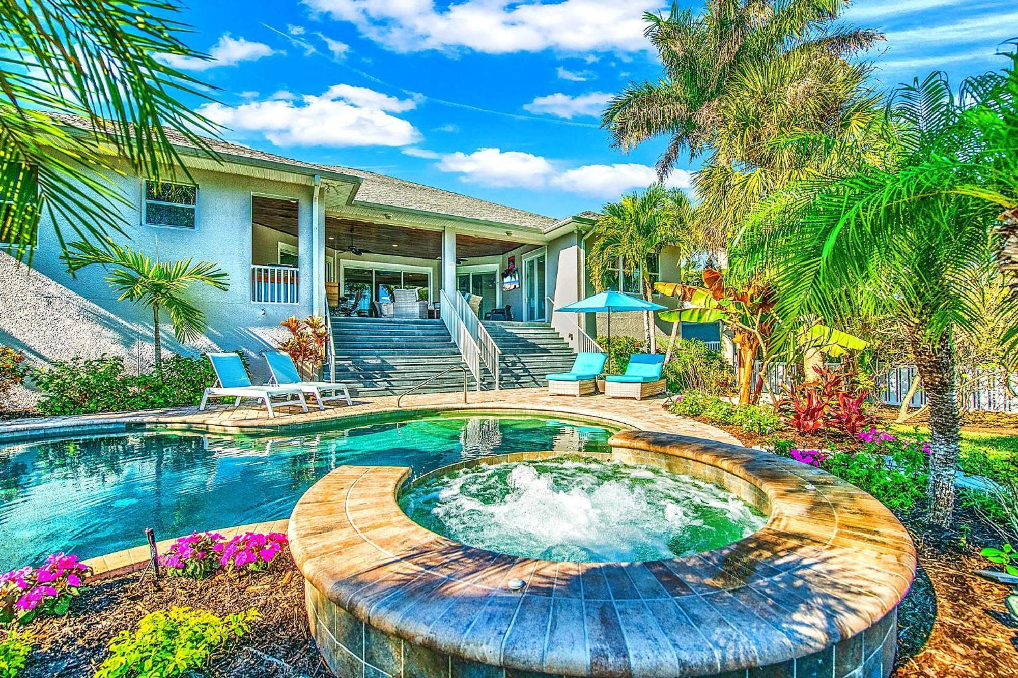 Bikinis And Martinis Waterfront Canal Villa Anna Maria Bagian luar foto