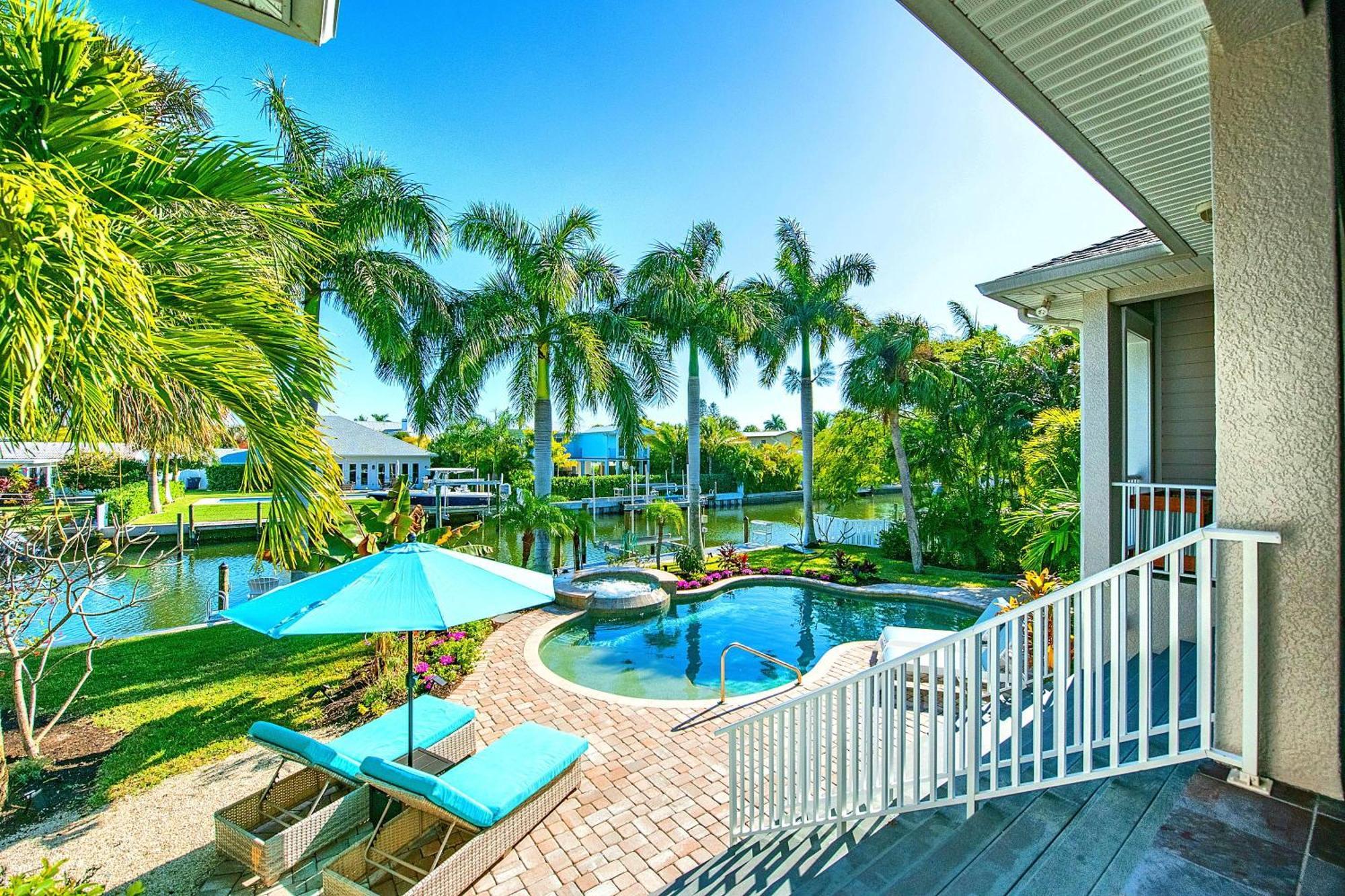 Bikinis And Martinis Waterfront Canal Villa Anna Maria Bagian luar foto