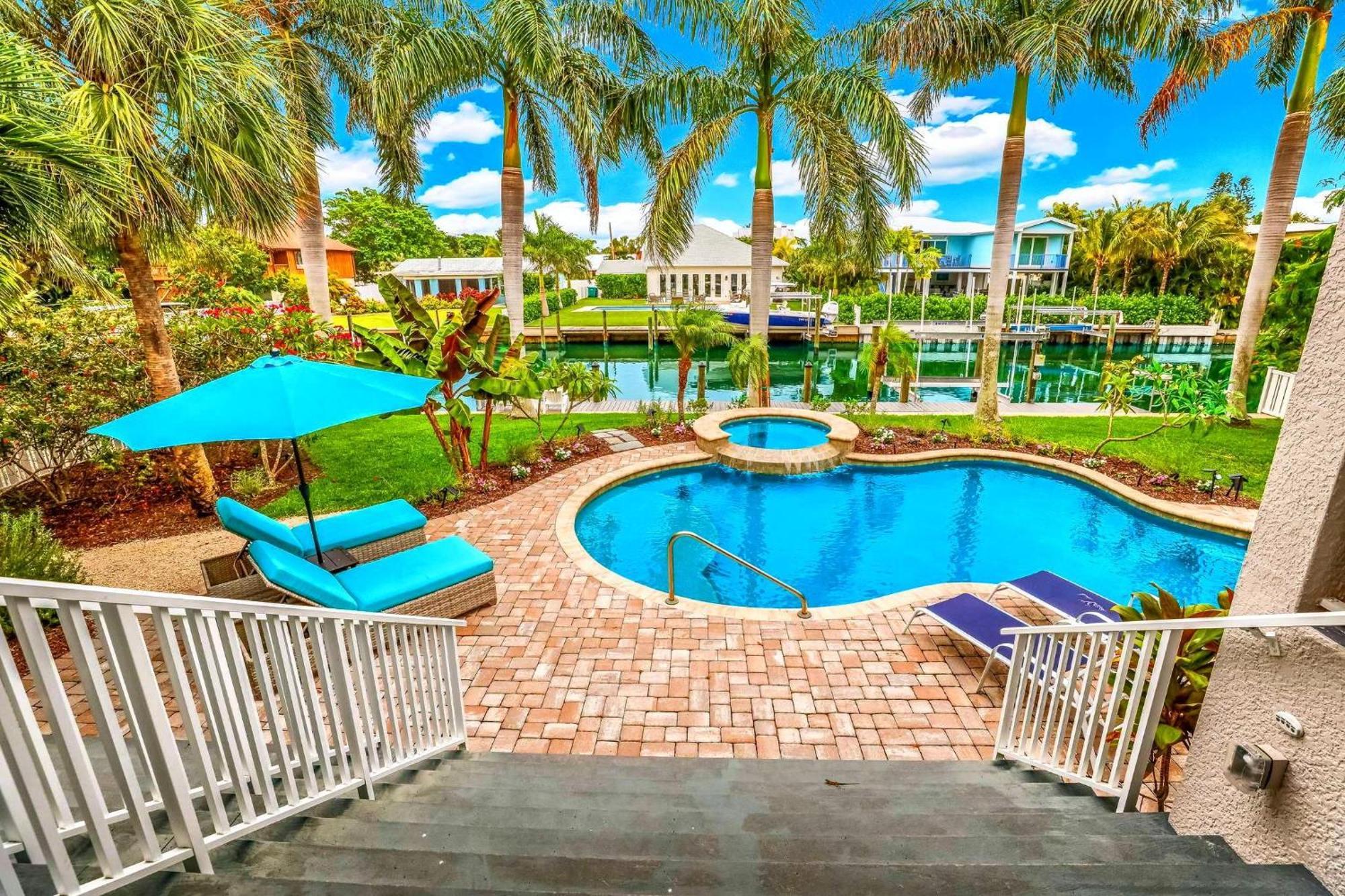Bikinis And Martinis Waterfront Canal Villa Anna Maria Bagian luar foto